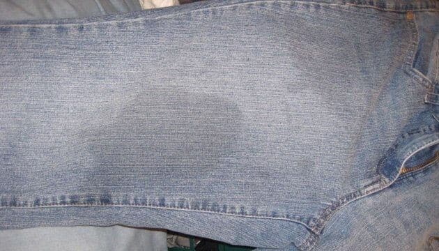Как отстирать жирные пятна на брюках магазинными средствами