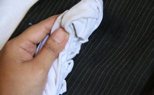 Чем отстирать застарелое жирное пятно на штанах