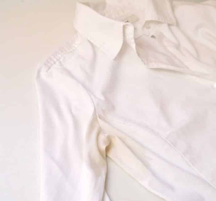 Как удалить пятна на одежде от дезодоранта: белая ткань