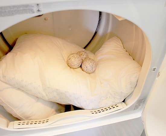 Как стирать одеяло из лебяжьего пуха правильно